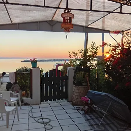 στο λιμανι Ierissós